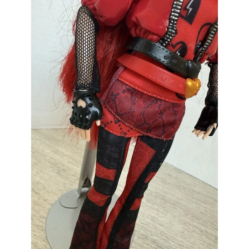 Disney Descendants Doll Rise of Red Daughter of Queen of Hearts 11” & Doll Stand